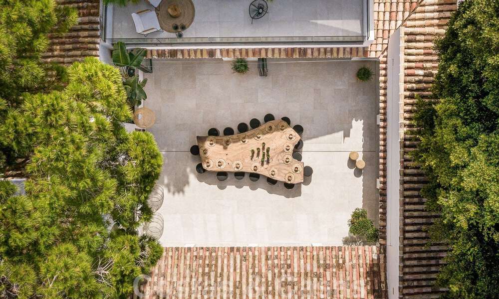 Charmante Spaanse luxevilla te koop, omgeven door natuurschoon en grenzend aan het duinenstrand in Marbella 49691