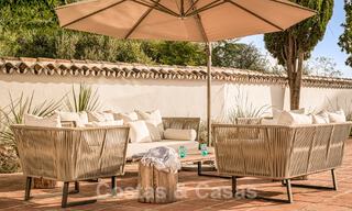 Charmante Spaanse luxevilla te koop, omgeven door natuurschoon en grenzend aan het duinenstrand in Marbella 49693 