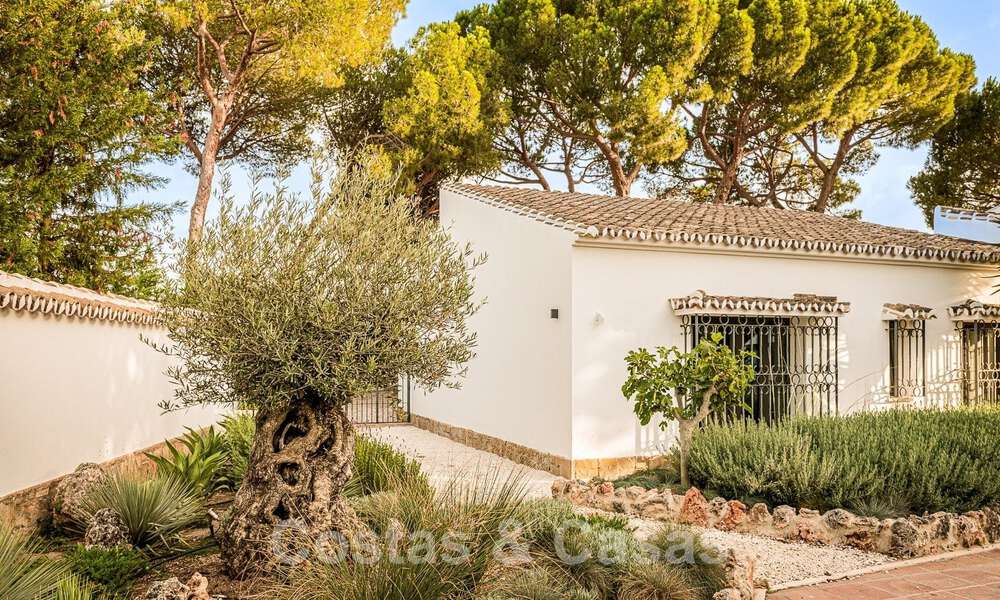 Charmante Spaanse luxevilla te koop, omgeven door natuurschoon en grenzend aan het duinenstrand in Marbella 49694