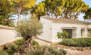 Charmante Spaanse luxevilla te koop, omgeven door natuurschoon en grenzend aan het duinenstrand in Marbella 49694 