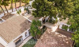 Charmante Spaanse luxevilla te koop, omgeven door natuurschoon en grenzend aan het duinenstrand in Marbella 49696 