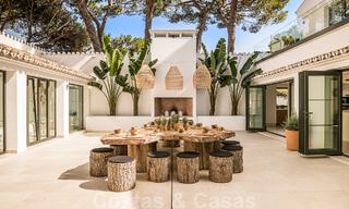 Charmante Spaanse luxevilla te koop, omgeven door natuurschoon en grenzend aan het duinenstrand in Marbella 49697 