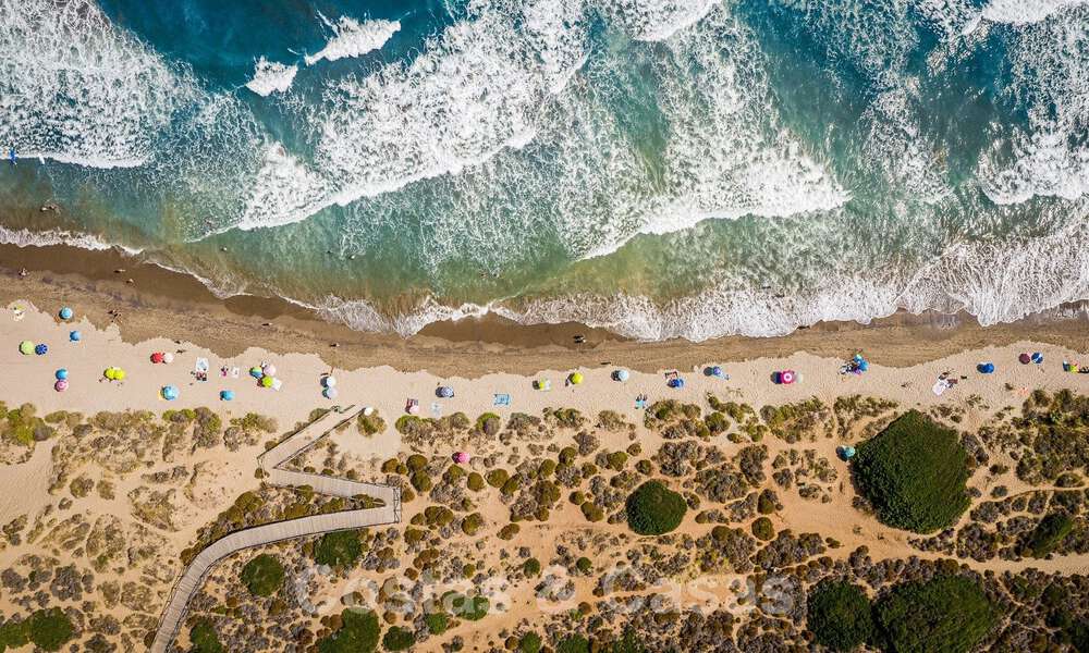 Charmante Spaanse luxevilla te koop, omgeven door natuurschoon en grenzend aan het duinenstrand in Marbella 49698