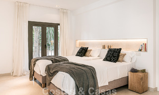 Charmante Spaanse luxevilla te koop, omgeven door natuurschoon en grenzend aan het duinenstrand in Marbella 49703 