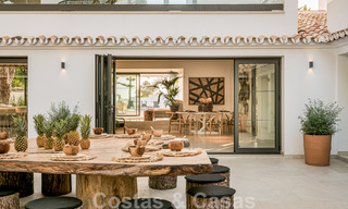 Charmante Spaanse luxevilla te koop, omgeven door natuurschoon en grenzend aan het duinenstrand in Marbella 49705 