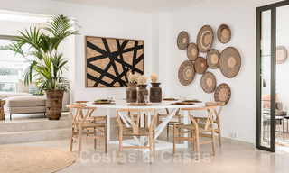 Charmante Spaanse luxevilla te koop, omgeven door natuurschoon en grenzend aan het duinenstrand in Marbella 49706 