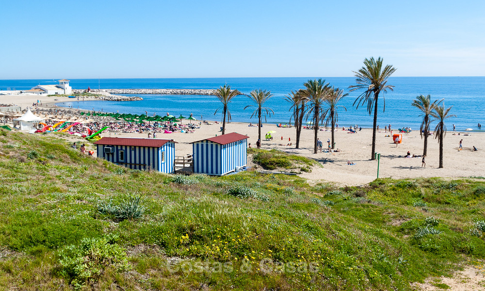 Charmante Spaanse luxevilla te koop, omgeven door natuurschoon en grenzend aan het duinenstrand in Marbella 49709