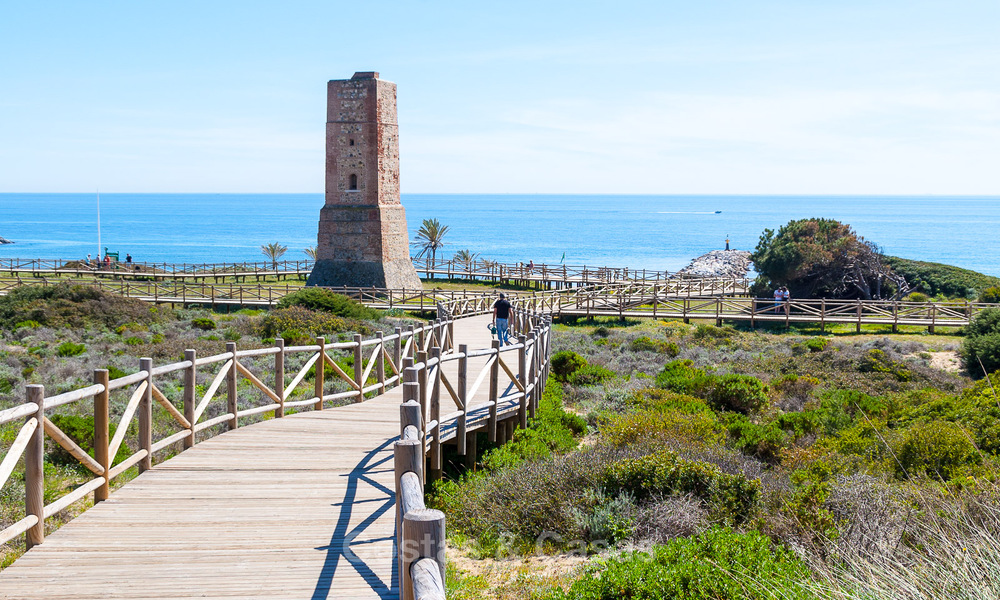 Charmante Spaanse luxevilla te koop, omgeven door natuurschoon en grenzend aan het duinenstrand in Marbella 49710