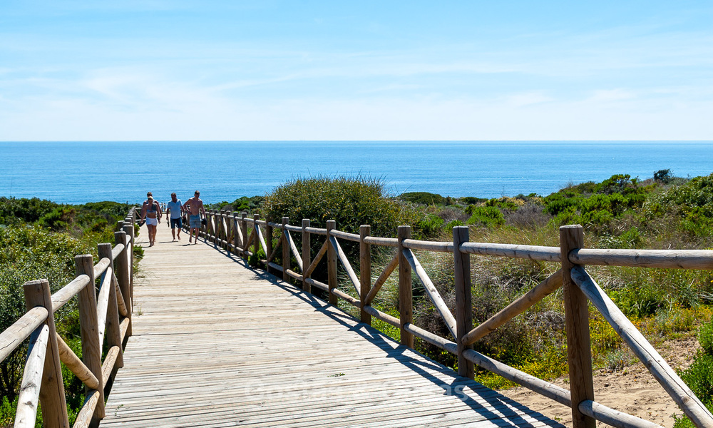 Charmante Spaanse luxevilla te koop, omgeven door natuurschoon en grenzend aan het duinenstrand in Marbella 49711