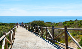 Charmante Spaanse luxevilla te koop, omgeven door natuurschoon en grenzend aan het duinenstrand in Marbella 49711 