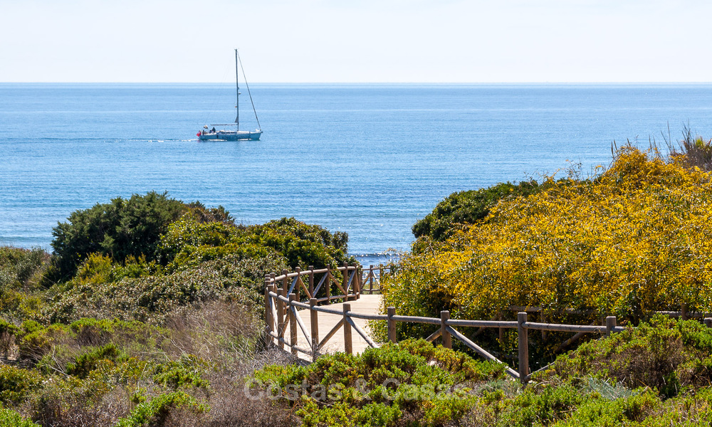 Charmante Spaanse luxevilla te koop, omgeven door natuurschoon en grenzend aan het duinenstrand in Marbella 49712