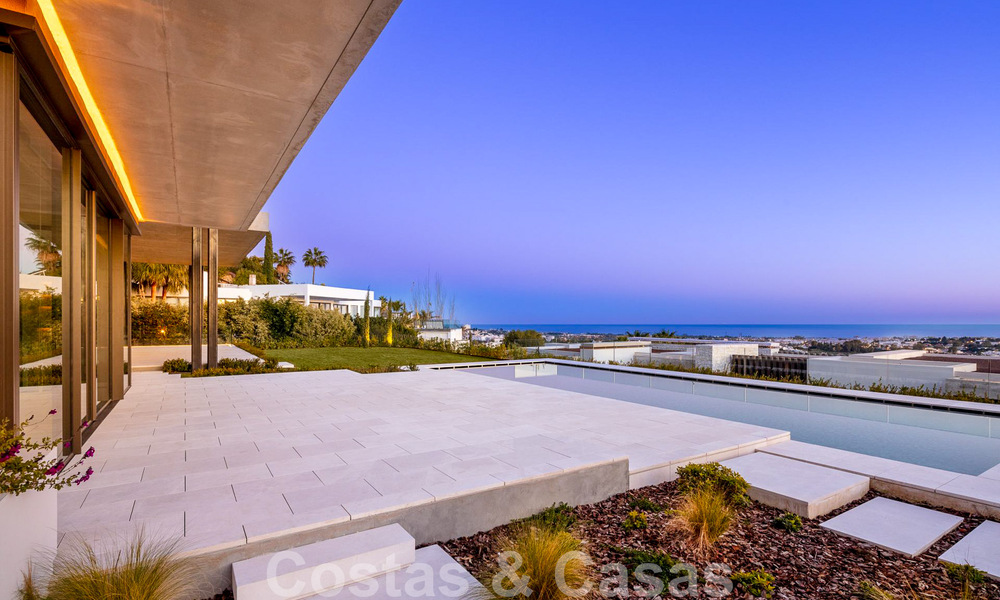 Instapklare, architectonische designervilla te koop met open zeezicht in een prestigieuze gated woonwijk in de heuvels van La Quinta in Benahavis - Marbella 49261