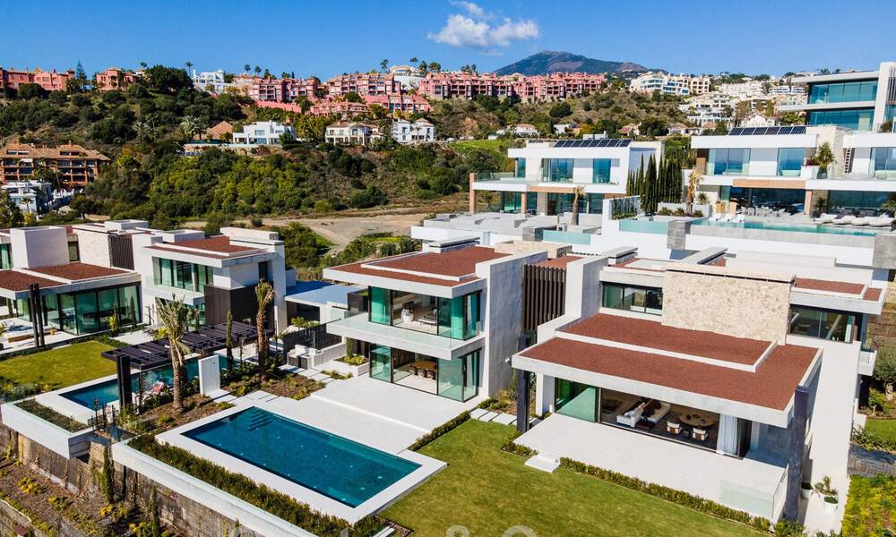 Instapklare, architectonische designervilla te koop met open zeezicht in een prestigieuze gated woonwijk in de heuvels van La Quinta in Benahavis - Marbella 49283