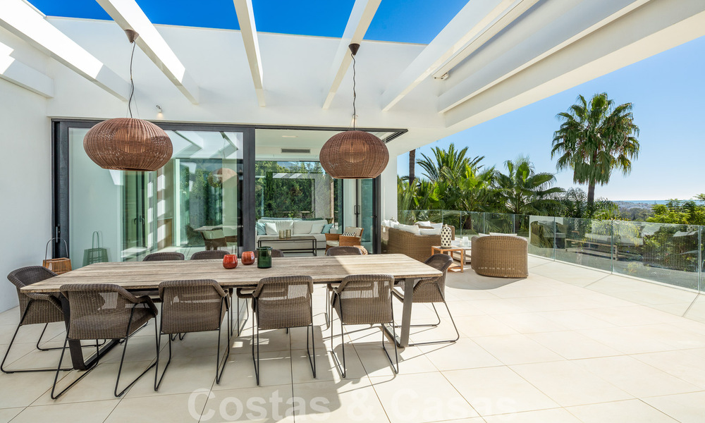 Moderne luxevilla te koop met privé tennisbaan in een prestigieuze woonwijk in Nueva Andalucia’s golfvallei, Marbella 50127
