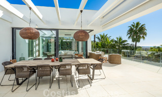 Moderne luxevilla te koop met privé tennisbaan in een prestigieuze woonwijk in Nueva Andalucia’s golfvallei, Marbella 50127 
