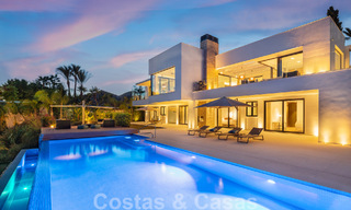 Moderne luxevilla te koop met privé tennisbaan in een prestigieuze woonwijk in Nueva Andalucia’s golfvallei, Marbella 50128 