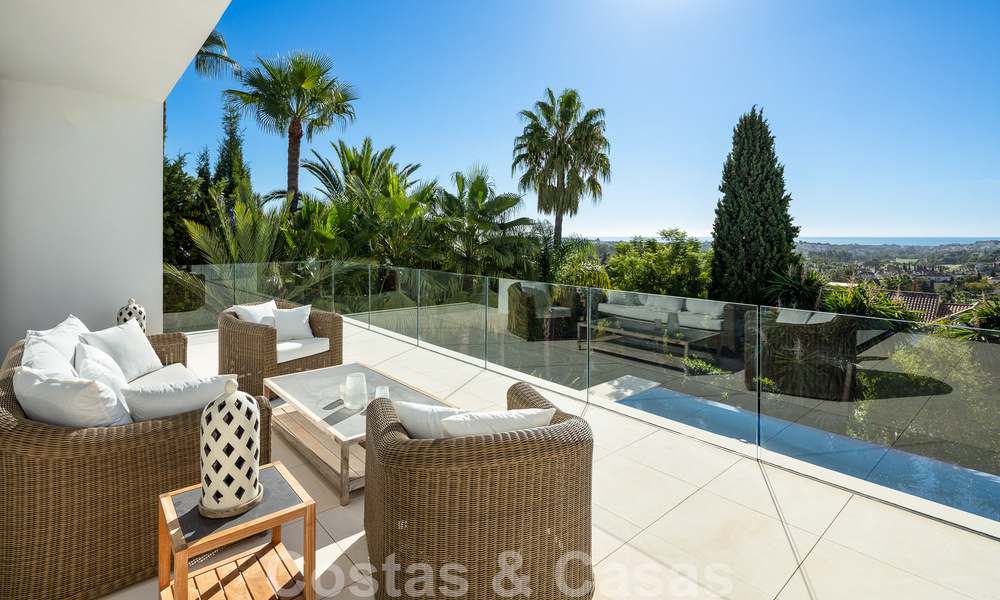 Moderne luxevilla te koop met privé tennisbaan in een prestigieuze woonwijk in Nueva Andalucia’s golfvallei, Marbella 50129