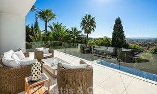 Moderne luxevilla te koop met privé tennisbaan in een prestigieuze woonwijk in Nueva Andalucia’s golfvallei, Marbella 50129 
