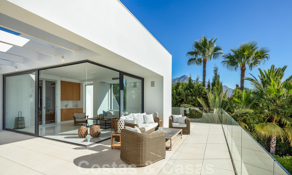 Moderne luxevilla te koop met privé tennisbaan in een prestigieuze woonwijk in Nueva Andalucia’s golfvallei, Marbella 50130