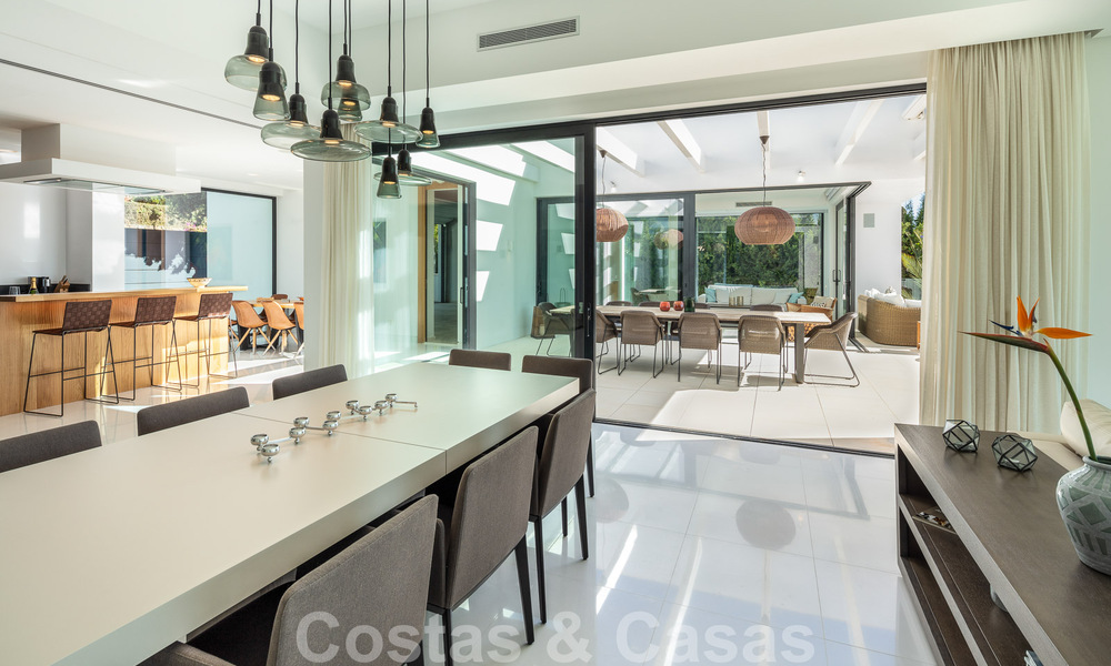 Moderne luxevilla te koop met privé tennisbaan in een prestigieuze woonwijk in Nueva Andalucia’s golfvallei, Marbella 50132