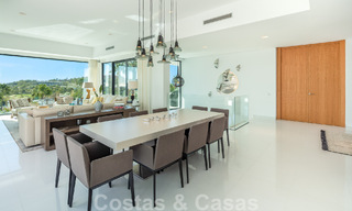 Moderne luxevilla te koop met privé tennisbaan in een prestigieuze woonwijk in Nueva Andalucia’s golfvallei, Marbella 50133 