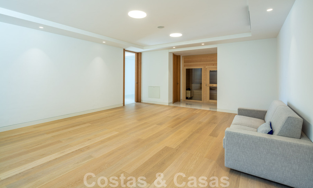 Moderne luxevilla te koop met privé tennisbaan in een prestigieuze woonwijk in Nueva Andalucia’s golfvallei, Marbella 50140