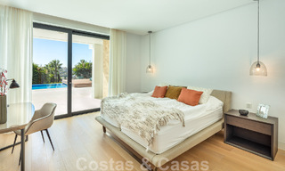 Moderne luxevilla te koop met privé tennisbaan in een prestigieuze woonwijk in Nueva Andalucia’s golfvallei, Marbella 50141 