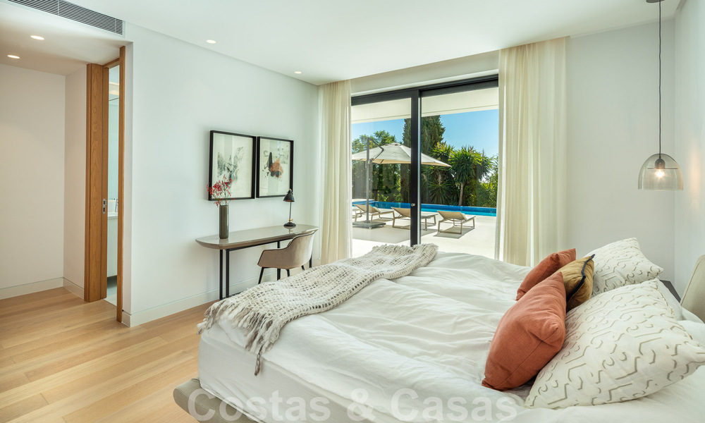 Moderne luxevilla te koop met privé tennisbaan in een prestigieuze woonwijk in Nueva Andalucia’s golfvallei, Marbella 50142