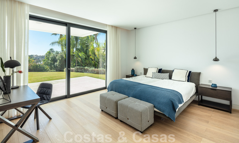 Moderne luxevilla te koop met privé tennisbaan in een prestigieuze woonwijk in Nueva Andalucia’s golfvallei, Marbella 50144