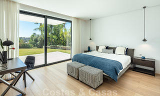 Moderne luxevilla te koop met privé tennisbaan in een prestigieuze woonwijk in Nueva Andalucia’s golfvallei, Marbella 50144 