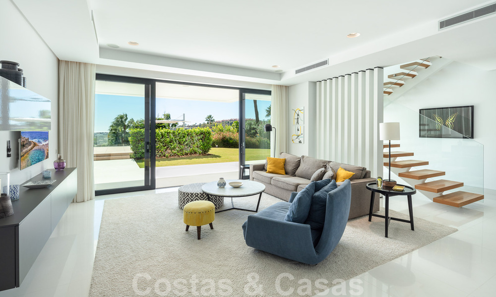 Moderne luxevilla te koop met privé tennisbaan in een prestigieuze woonwijk in Nueva Andalucia’s golfvallei, Marbella 50145