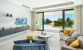 Moderne luxevilla te koop met privé tennisbaan in een prestigieuze woonwijk in Nueva Andalucia’s golfvallei, Marbella 50146 