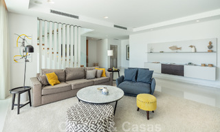Moderne luxevilla te koop met privé tennisbaan in een prestigieuze woonwijk in Nueva Andalucia’s golfvallei, Marbella 50147 
