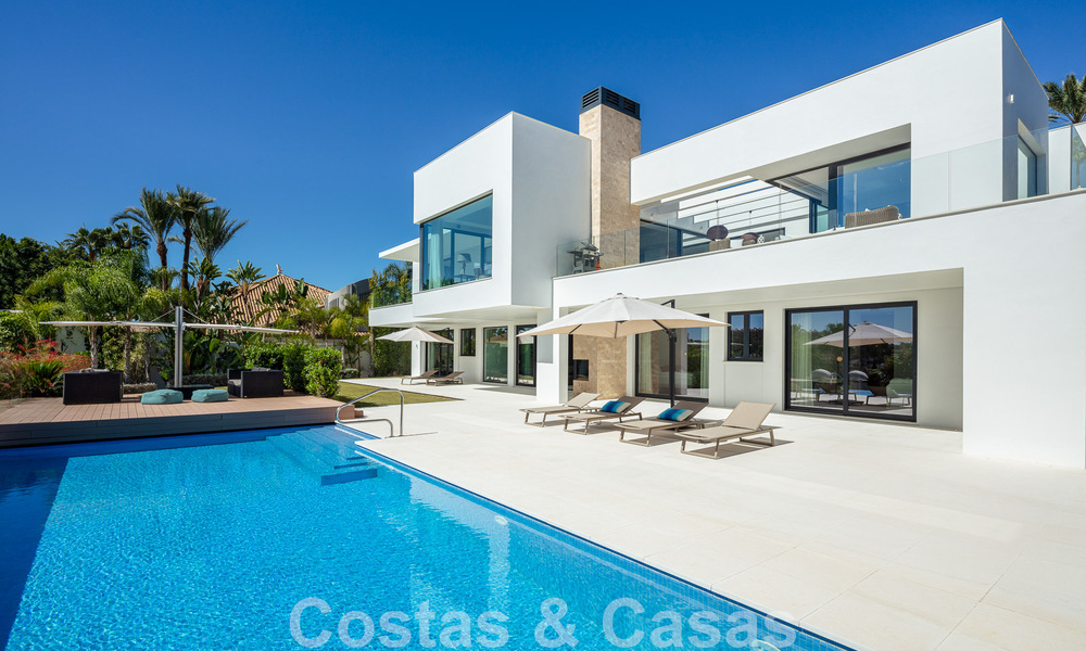Moderne luxevilla te koop met privé tennisbaan in een prestigieuze woonwijk in Nueva Andalucia’s golfvallei, Marbella 50148