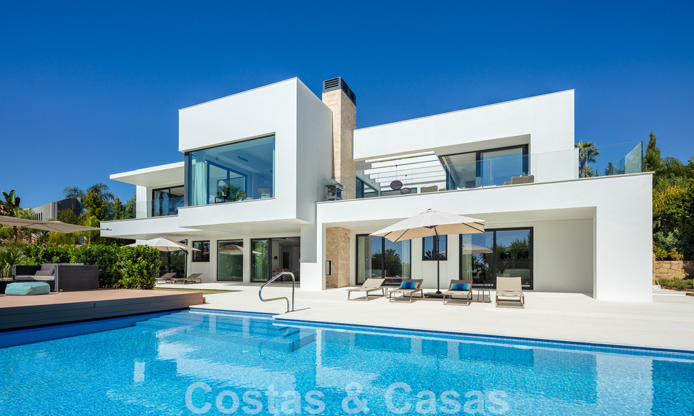 Moderne luxevilla te koop met privé tennisbaan in een prestigieuze woonwijk in Nueva Andalucia’s golfvallei, Marbella 50149