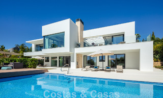 Moderne luxevilla te koop met privé tennisbaan in een prestigieuze woonwijk in Nueva Andalucia’s golfvallei, Marbella 50149 