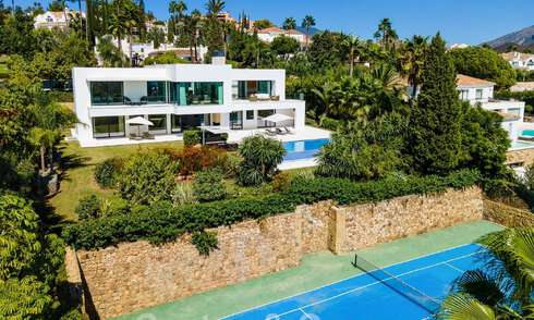 Moderne luxevilla te koop met privé tennisbaan in een prestigieuze woonwijk in Nueva Andalucia’s golfvallei, Marbella 50150