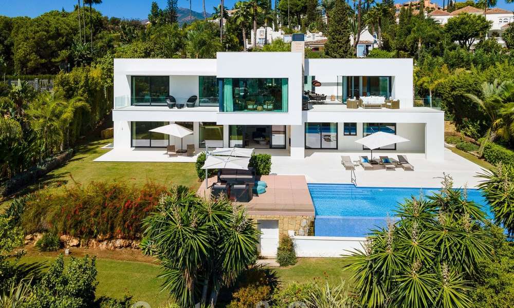 Moderne luxevilla te koop met privé tennisbaan in een prestigieuze woonwijk in Nueva Andalucia’s golfvallei, Marbella 50152