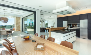 Moderne luxevilla te koop met privé tennisbaan in een prestigieuze woonwijk in Nueva Andalucia’s golfvallei, Marbella 50153 