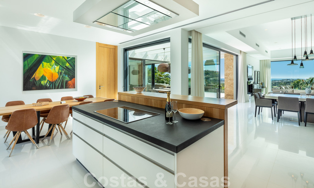 Moderne luxevilla te koop met privé tennisbaan in een prestigieuze woonwijk in Nueva Andalucia’s golfvallei, Marbella 50154