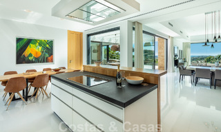 Moderne luxevilla te koop met privé tennisbaan in een prestigieuze woonwijk in Nueva Andalucia’s golfvallei, Marbella 50154 