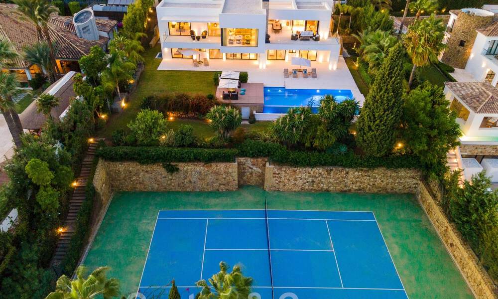 Moderne luxevilla te koop met privé tennisbaan in een prestigieuze woonwijk in Nueva Andalucia’s golfvallei, Marbella 50155