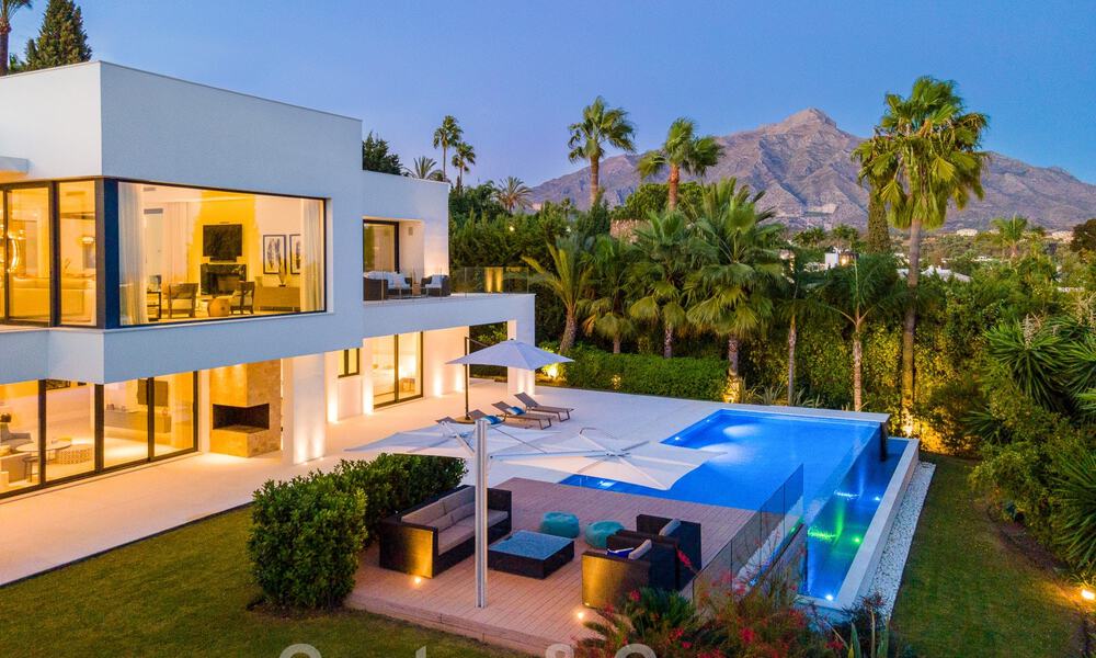 Moderne luxevilla te koop met privé tennisbaan in een prestigieuze woonwijk in Nueva Andalucia’s golfvallei, Marbella 50156
