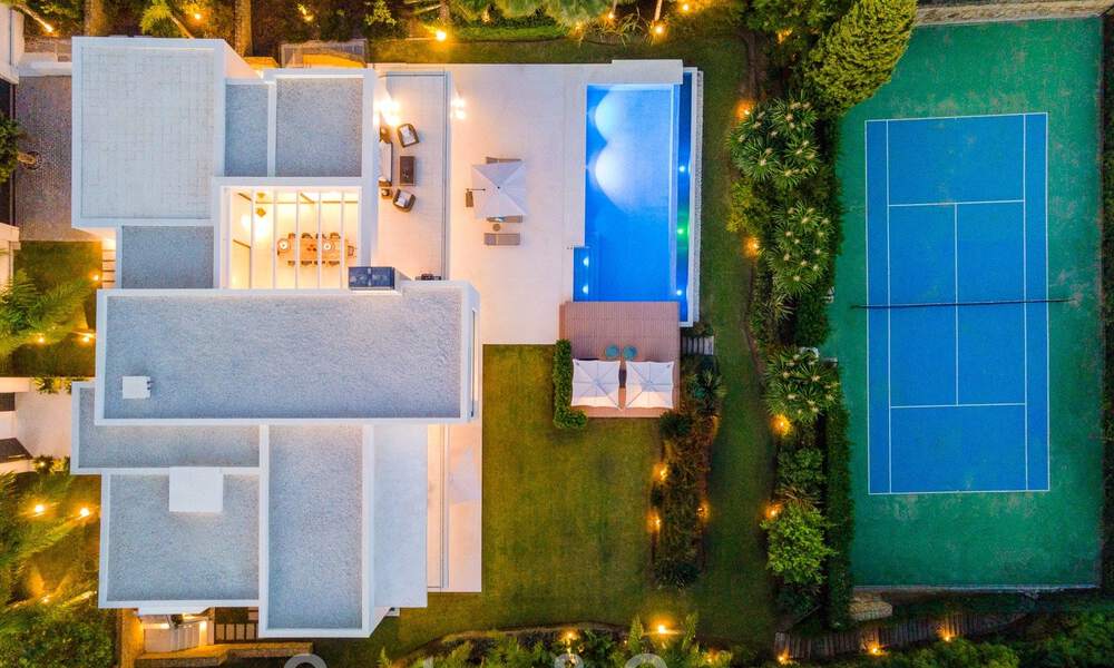 Moderne luxevilla te koop met privé tennisbaan in een prestigieuze woonwijk in Nueva Andalucia’s golfvallei, Marbella 50157