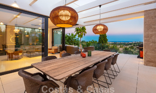 Moderne luxevilla te koop met privé tennisbaan in een prestigieuze woonwijk in Nueva Andalucia’s golfvallei, Marbella 50158 