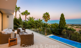 Moderne luxevilla te koop met privé tennisbaan in een prestigieuze woonwijk in Nueva Andalucia’s golfvallei, Marbella 50159 