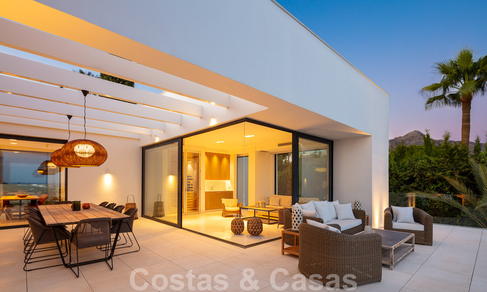 Moderne luxevilla te koop met privé tennisbaan in een prestigieuze woonwijk in Nueva Andalucia’s golfvallei, Marbella 50160