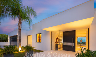 Moderne luxevilla te koop met privé tennisbaan in een prestigieuze woonwijk in Nueva Andalucia’s golfvallei, Marbella 50161 