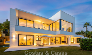Moderne luxevilla te koop met privé tennisbaan in een prestigieuze woonwijk in Nueva Andalucia’s golfvallei, Marbella 50162 