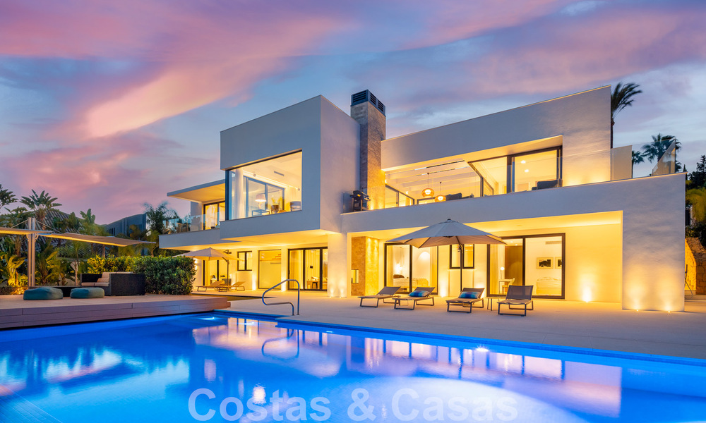 Moderne luxevilla te koop met privé tennisbaan in een prestigieuze woonwijk in Nueva Andalucia’s golfvallei, Marbella 50163